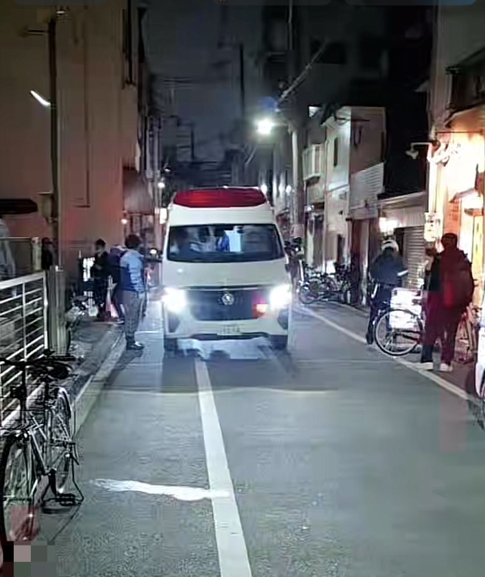 Penlsland's tweet photo. 配信者の名前は「ニカ」と判明しています。
ここからは、事件当日の状況をもう少し詳しく説明します。

救急隊が到着すると、ニカは警察が来る前に逃走を決意。

配信中のコメントで「タクシーで逃げろ」と勧められ走り出しましたが、最終的にバスに乗り、そのまま逮捕されることなく逃走しました。

#暴行 
#犯罪 
#ライブ配信