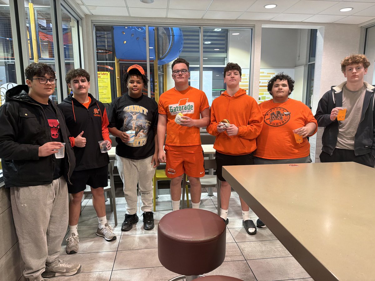 Minooka_Indians's tweet image. Team #2 scoring huge points for the team race! Eating together and athletic events! #Culture #HoldTheRope
 @MCHSDistrict111 @MCHS_AO @MCHSBoysBball