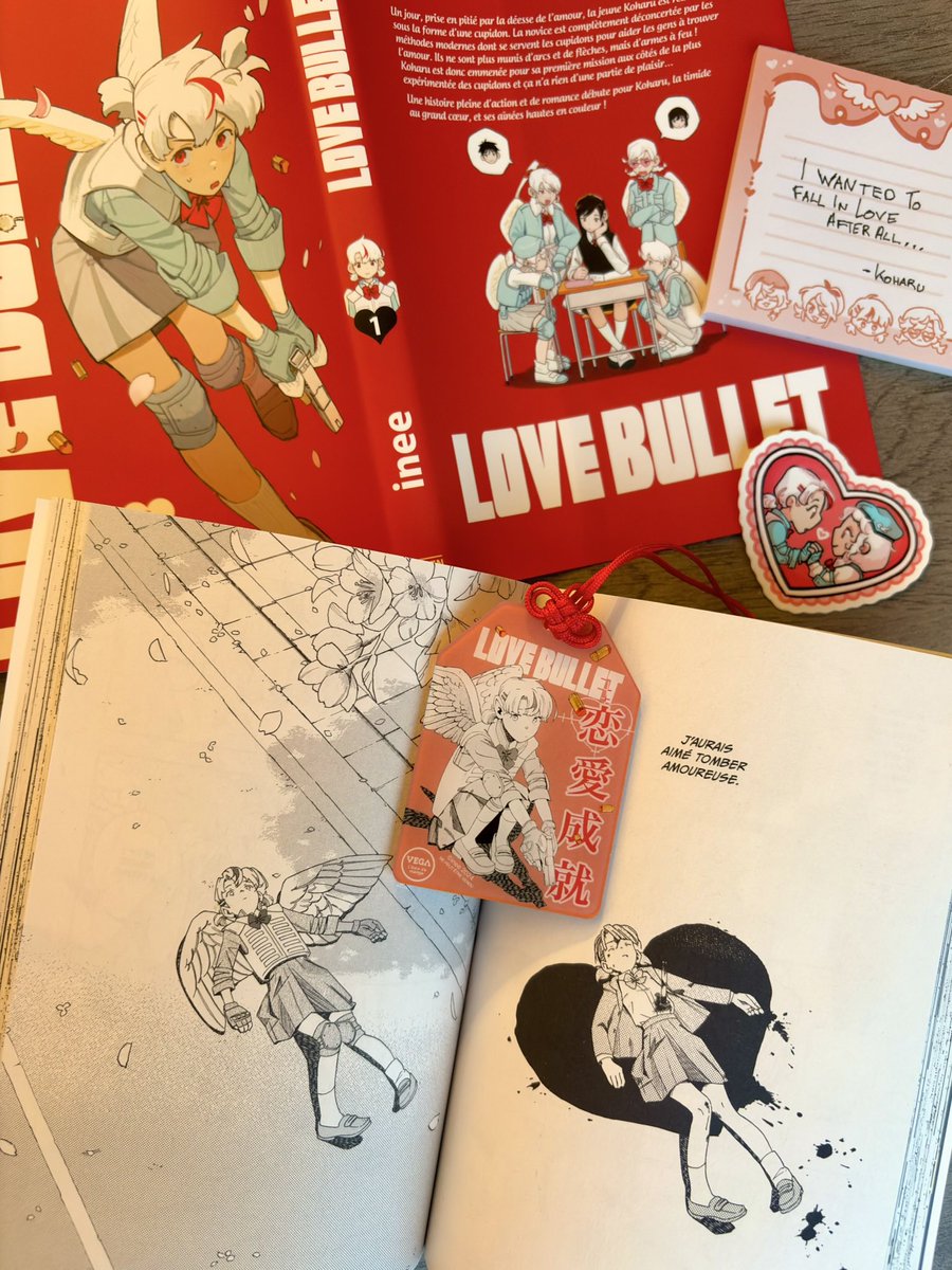 beautiful love fortune omamori will be given out when you buy vol.1 in select french libraries for the release of love-bullet!! 

the french publisher kindly sent me the volume and the charm in advance, i’m
really grateful 💘