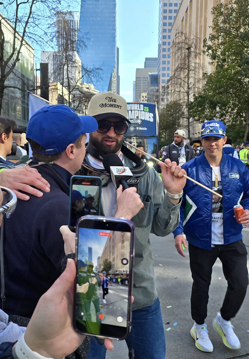 IcomAmericaInc's tweet photo. #Seattle celebrates. @SeafairFestival coordinates. #Icom communicates. Over 50 #IP501H radios from our rental fleet were deployed to support #communications during the @Seahawks World Champions Parade. #SeattleProud #Seafair #volunteers #safety https://t.co/QUyGrbAGT6