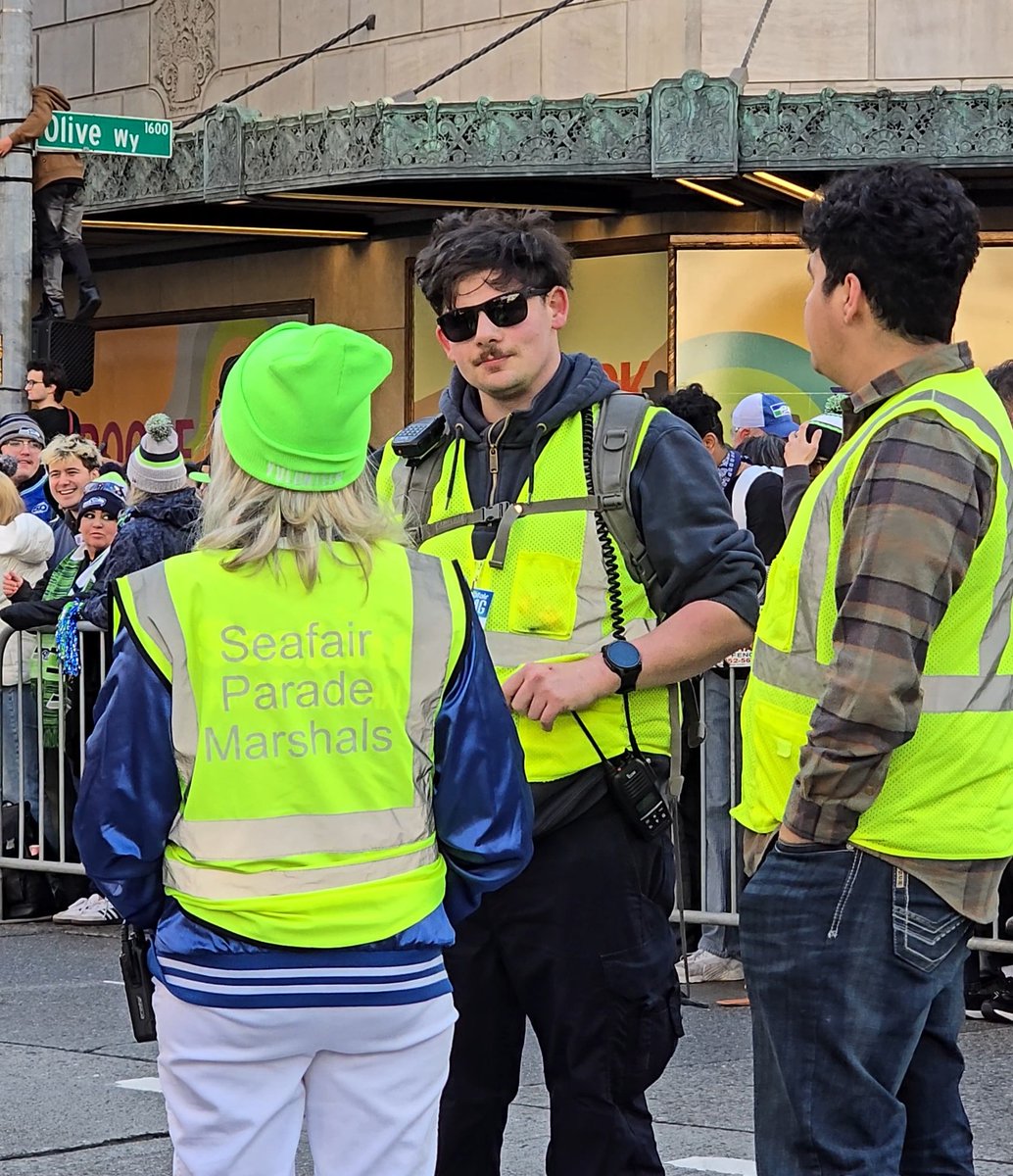 IcomAmericaInc's tweet photo. #Seattle celebrates. @SeafairFestival coordinates. #Icom communicates. Over 50 #IP501H radios from our rental fleet were deployed to support #communications during the @Seahawks World Champions Parade. #SeattleProud #Seafair #volunteers #safety https://t.co/QUyGrbAGT6