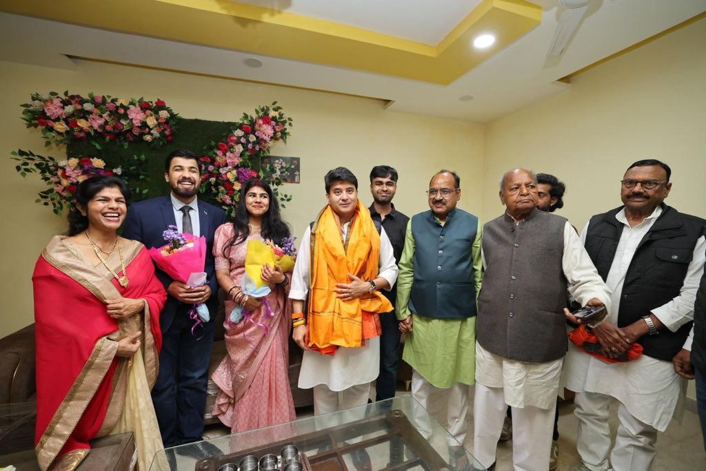 केंद्रीय मंत्री श्री <a href="/JM_Scindia/">Jyotiraditya M. Scindia</a> जी ने आज ग्वालियर में श्री प्रमोद पांडे जी की सुपुत्री के विवाह उपरांत नवदंपति को आशीर्वाद देते हुए उनके उज्ज्वल, सुखद एवं समृद्ध जीवन की कामना की।