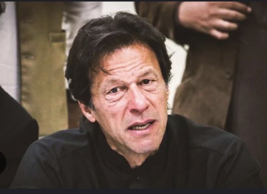 خان صاحب کی آنکھ کی بینائی کا مسئلہ سراسر طبی ہے تو ان کو علاج کی سہولت دینا اور اہل خانہ سے ملنے کی اجازت اُس سیاسی کشیدگی کو ختم کرے گی جس میں خدشات کو پہلے تحفظات اور بعد میں اعتقادات بننے میں دیر نہیں لگتی۔ اگے تہاڈی مرضی سرکار۔
#imrankhanPTI