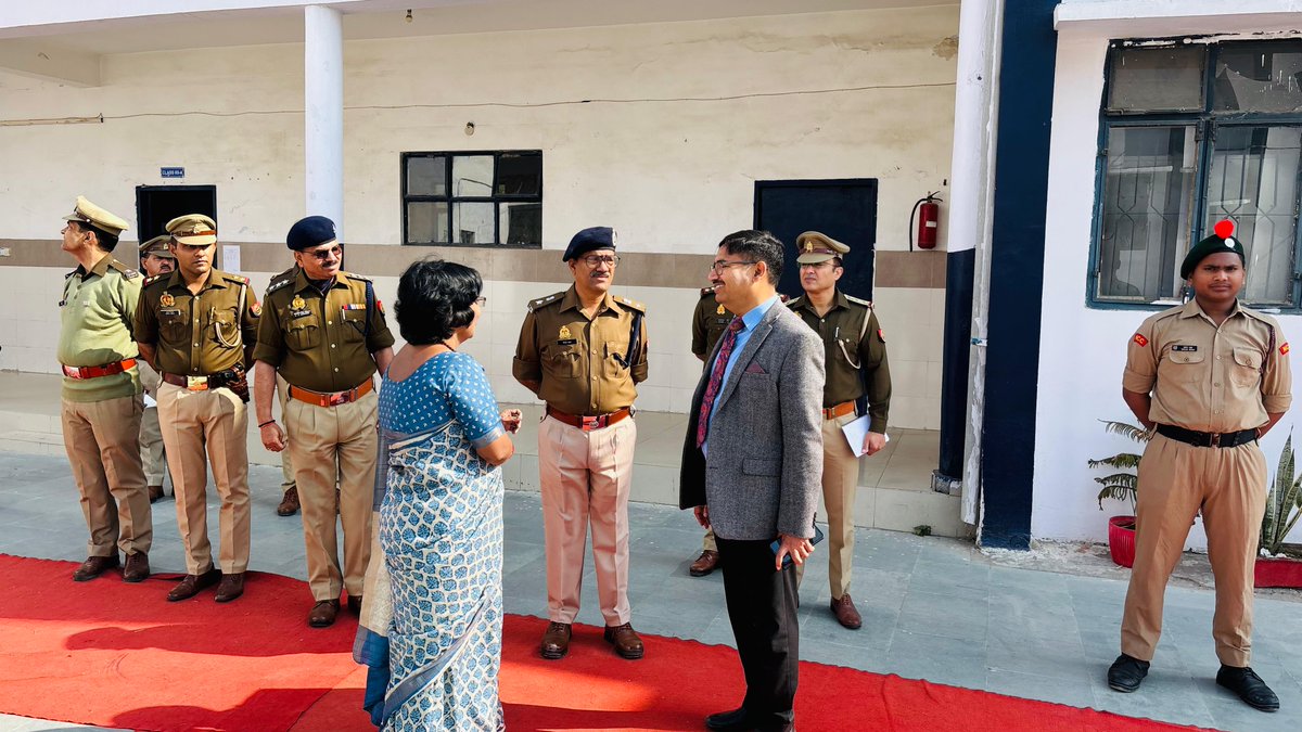 Dgpacup's tweet photo. पुलिस मॉडर्न स्कूल के क्लास रूम, कंप्यूटर लैब इत्यादि के भ्रमण के समय प्रशिक्षुओं व बच्चों से वार्ता की तथा प्रश्न पूछे l तदोपरांत जवानों एवं प्रशिक्षुओं के सम्मलेन में प्रशिक्षण के महत्व से अवगत कराते हुए जवानों को नवीन प्रशिक्षण शेड्यूल के अनुसार "ए" "बी" "सी" कोर्स व ... https://t.co/VgYq83vowu