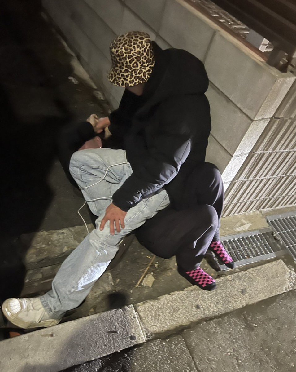 Penlsland's tweet photo. 配信者の名前は「ニカ」と判明しています。
ここからは、事件当日の状況をもう少し詳しく説明します。

救急隊が到着すると、ニカは警察が来る前に逃走を決意。

配信中のコメントで「タクシーで逃げろ」と勧められ走り出しましたが、最終的にバスに乗り、そのまま逮捕されることなく逃走しました。

#暴行 
#犯罪 
#ライブ配信