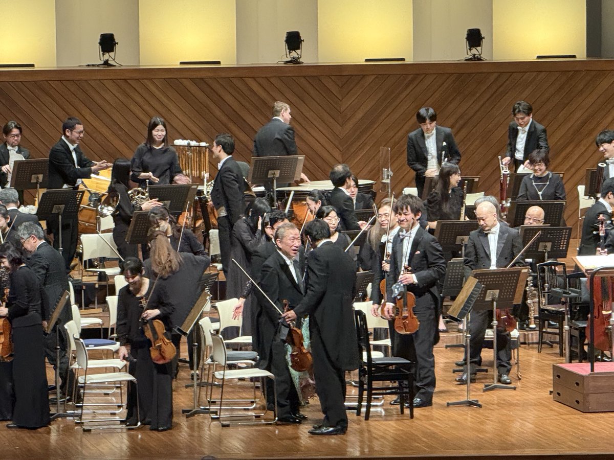 Japanphil's tweet photo. 熊本公演終演。熊本市出身で2月に定年を迎えるVn本田純一がウェルカムコンサートで故郷に恩返し♪ 実行委員会から花束が贈呈されました。熊本県立劇場のソリッドで弾けるような音響に、周防さんの演奏も冴え渡ります。ご挨拶では楽団長:伊藤寛隆が来年の演奏の更なるグレードアップを誓いました。 https://t.co/1eBuLxoT2L