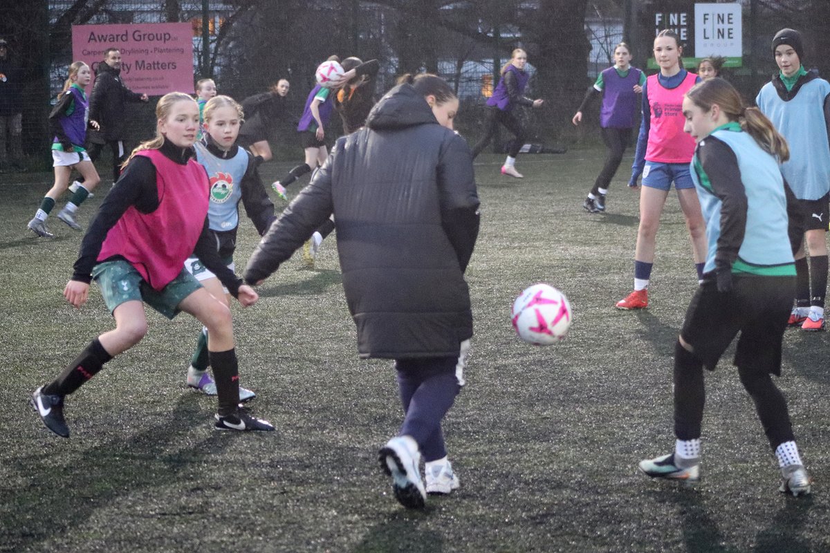 ArgyleTrust's tweet photo. A February Cracker 💥⚽
The wait was worth it! The rearranged Christmas Cracker Roadshow was a huge hit yesterday at @ManadonSportHub! Young people across the region took to the 3G to play football with their heroes from @ArgyleWFC. 

Thank you to the team and staff for being such brilliant role models and inspiring the next generation of the Green Army 🙌💚
