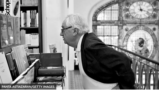 La ignorancia sobre los restos de Onetti, el polvo viejo, edificios tomados por las pústulas de los aires acondicionados, el Mercado del Puerto, la tumba de Luis Batlle... 
#Montevideo según el gran #CeesNooteboom, que acaba de partir.
📷 <a href="/GettyImages/">Getty Images</a> 
👇
elpais.com.uy/cultural/monte…