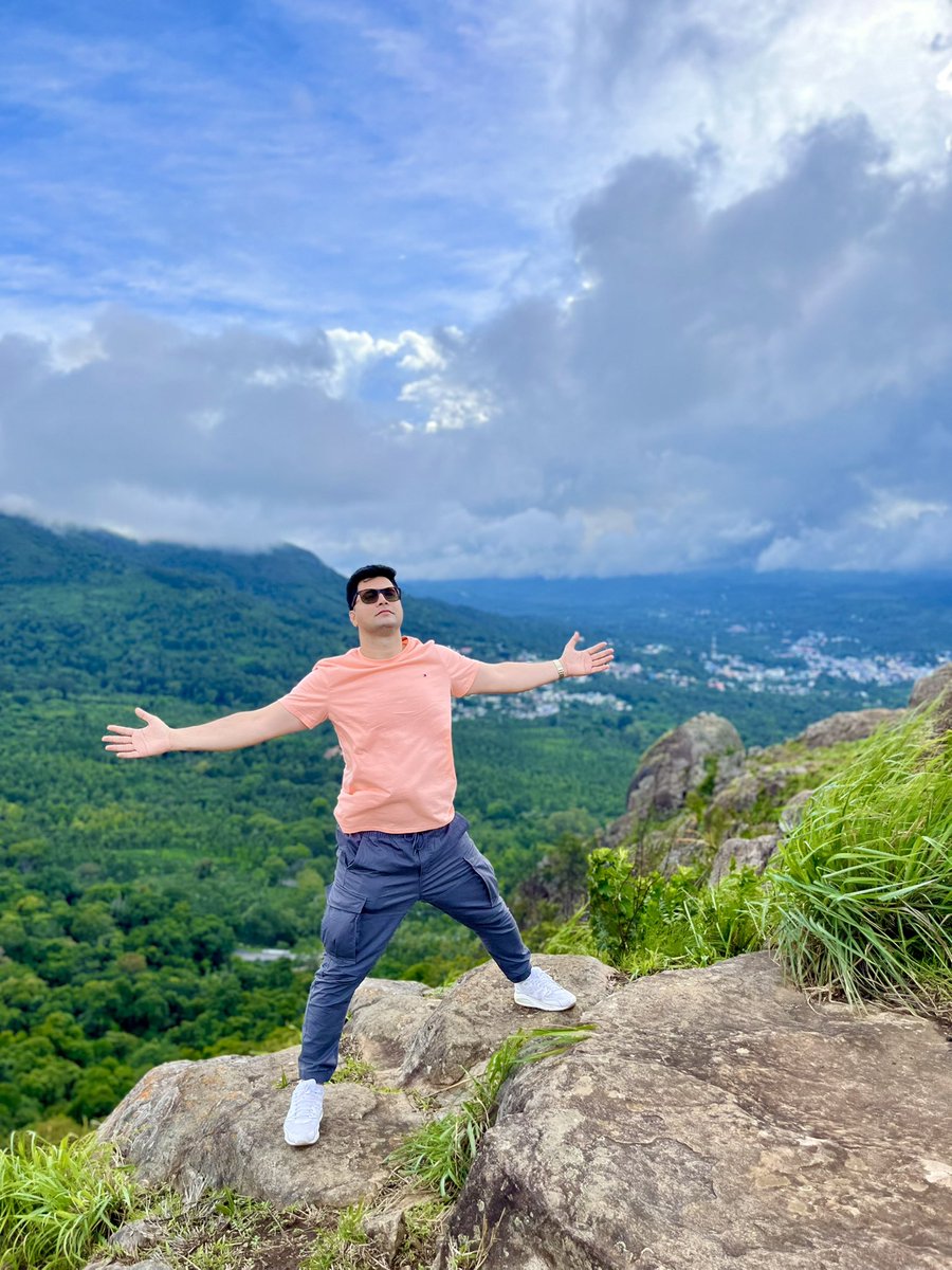 Paas aao to tumko lagaye gale…
Muskuraate ho kyu dur se dekh kar…
Yuhi guzre agar ye jawani ke din…
Hum bhi pachtayenge Tum bhi pachtaoge…