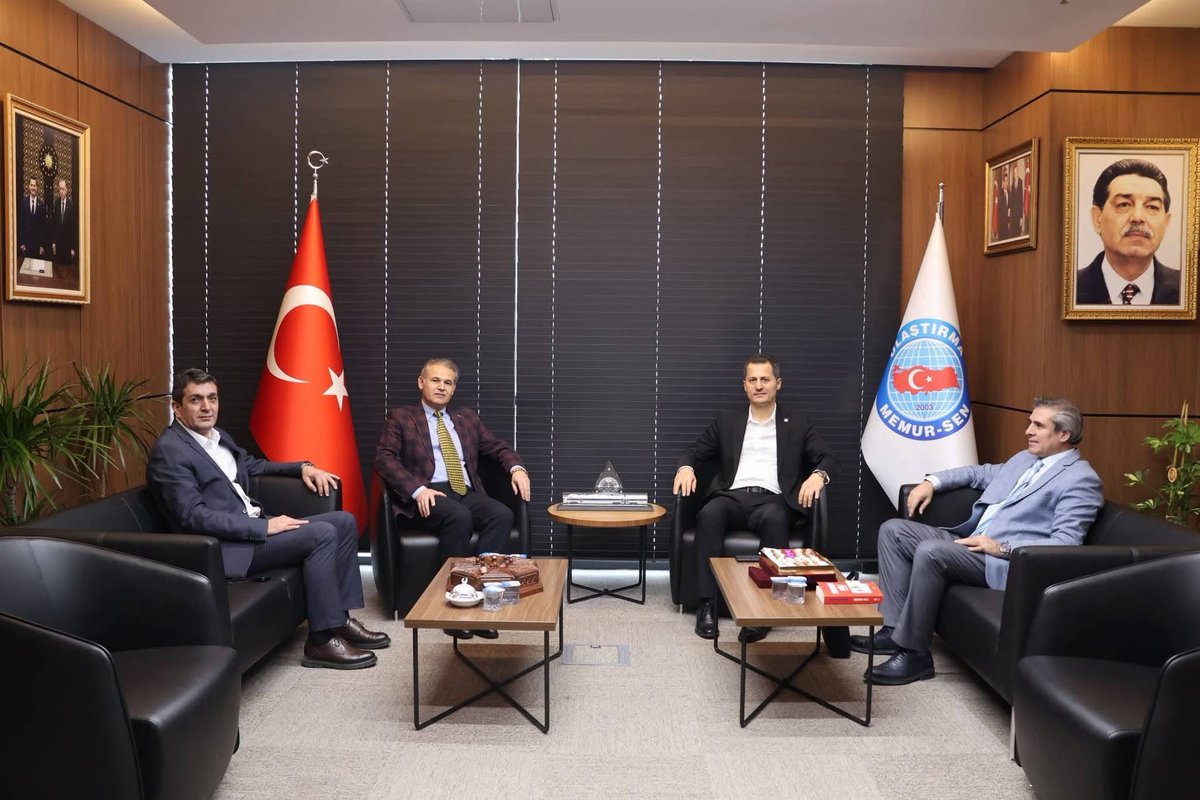 BaderAnkara's tweet photo. 8. Olağan Genel Kurulda tekrar yönetime seçilen Ulaştırma Memur-Sen Gnl Bşknı Dr. Kenan ÇALIŞKAN ve Gnl Bşk Yrd Musa YEŞİL'i ziyaret ederek hayırlı olsun dileklerimizi ilettik. Samimi misafirperverlikleri için teşekkür ediyor, başarılar diliyoruz.

@UCMSGenelMerkez

#BADER https://t.co/Gcof51DhF7