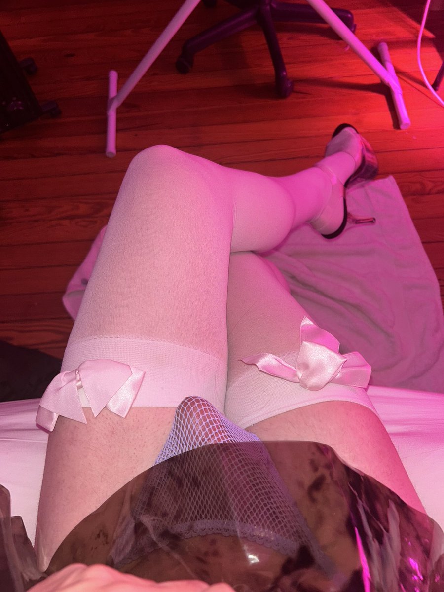 radiantnympho's tweet photo. Lots of legs in this photo 🙈 https://t.co/ympeytbeAZ
