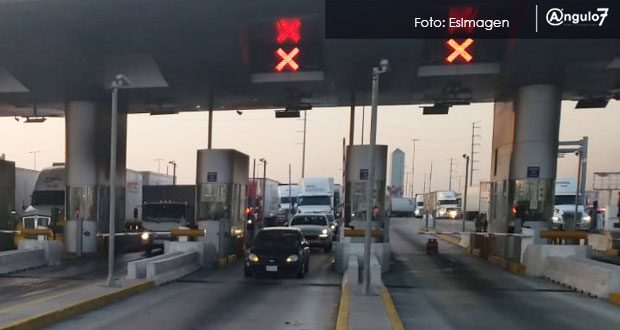 Transportemx's tweet photo. Transportistas pagan hasta $5,000 pesos por camión por riesgos de inseguridad en carreteras mexicanas 🚛💸. Estos costos “invisibles” presionan tarifas y márgenes, y se traducen en peajes extra que distorsionan la operación logística. #TransporteMX #InseguridadCarretera #CostoOperativo #Logística