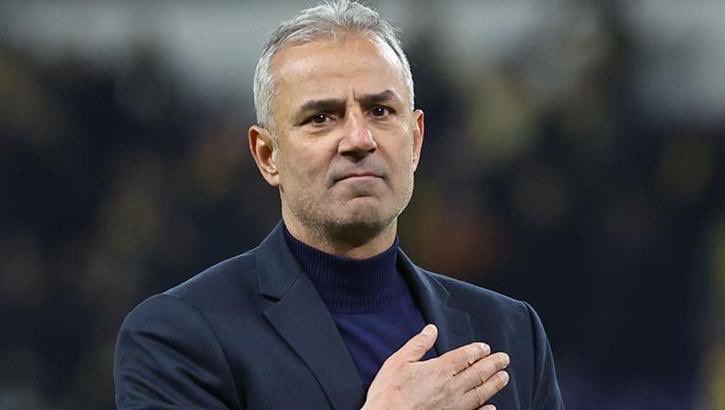 ajansfenercom's tweet photo. Abdullah Avcı: “İsmail Hoca’nın Fenerbahçe’si topu inanılmaz hızlı geri kazanıyordu, sana ikinci ya da üçüncü dokunuş şansı vermiyordu. Bizde de Mendy topla çok oynamayı seven bir oyuncuydu. Hafta içi düdüğü çaldım, bağırarak ‘Sen ne yapıyorsun? Maçta bunu yaparsan golü yeriz’ dedim. O kadar işin içine girdim ama maç başladı, dakika 3… Berat kaptırdı ve bu şekilde gol yiyorduk. Ancak maçın devamında 50. dakikada skor 3-0 oldu. Bazen teknik direktör olarak bile bu kadarını hayal edemiyorsun.”