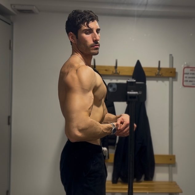 Rustkolnikoff's tweet image. El café azucarado y las pesas han salvado el día… ya vuelvo a tener ánimo para barajar conceptos abstractos y jugar con ideas que no tienen ninguna implicación en mi vida real (qué importa tho)