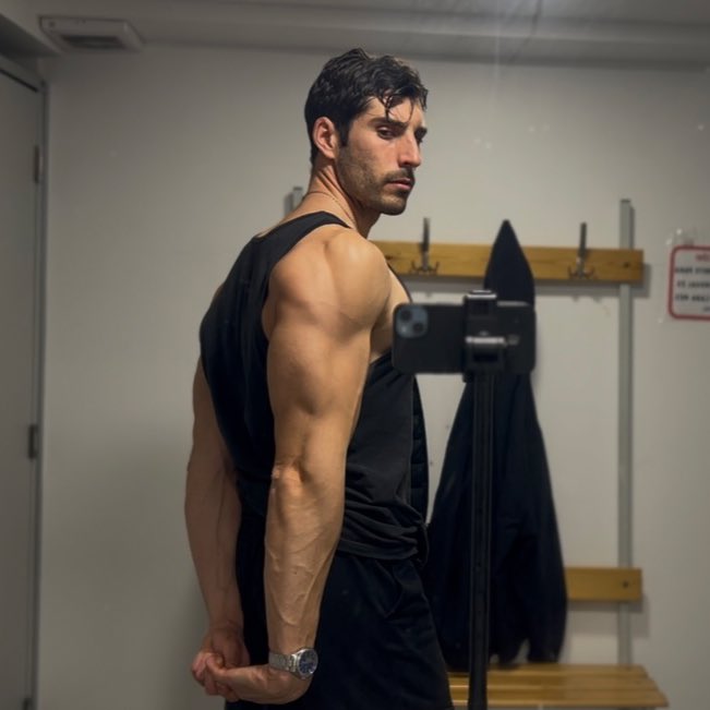 Rustkolnikoff's tweet image. El café azucarado y las pesas han salvado el día… ya vuelvo a tener ánimo para barajar conceptos abstractos y jugar con ideas que no tienen ninguna implicación en mi vida real (qué importa tho)