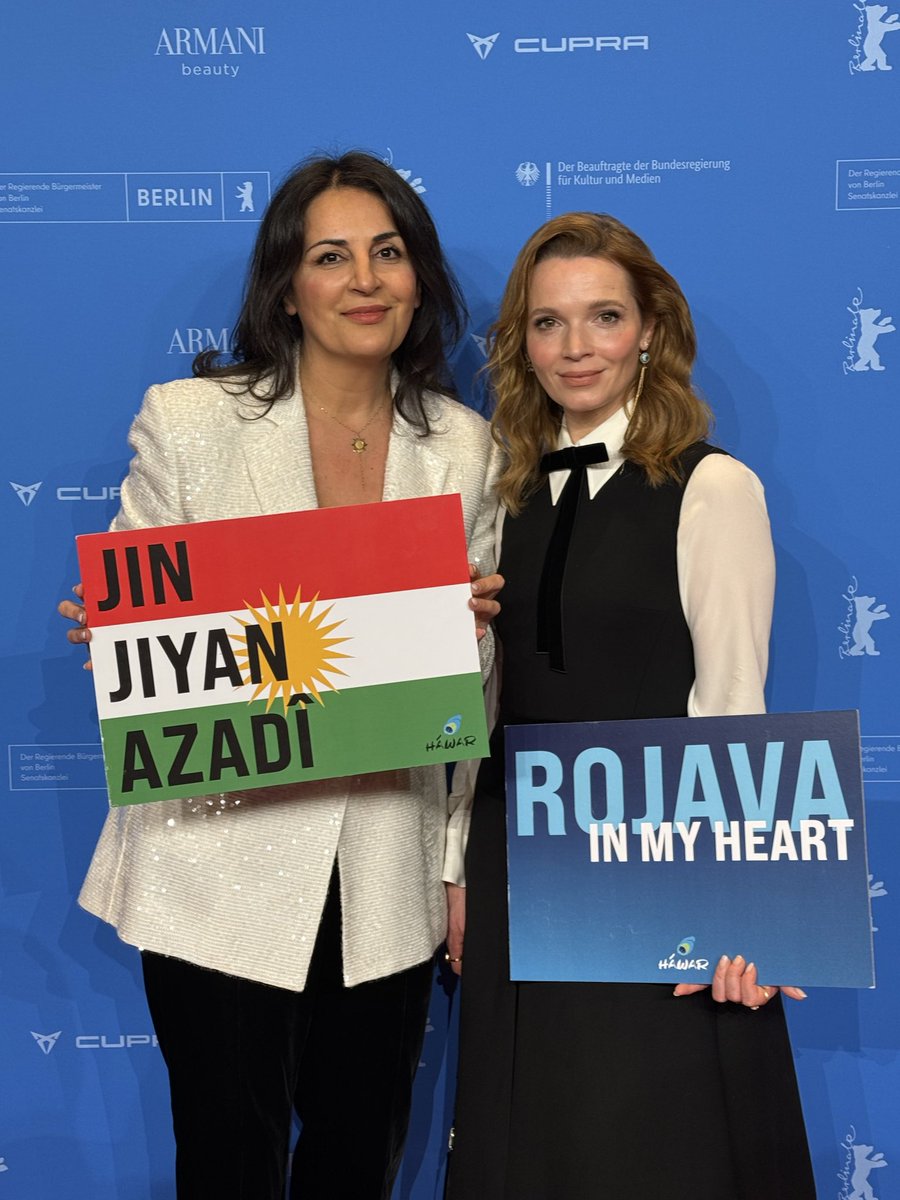 Mit den Slogans „Jin – Jiyan – Azadî“, „#RojavaInMyHeart“ und „#FreeIran haben Karoline Herfurth und ich den roten Teppich der Berlin International Film Festival (Berlinale)  betreten, um auf die Menschenrechtsverbrechen gegen unschuldige Menschen aufmerksam zu machen. 

Während