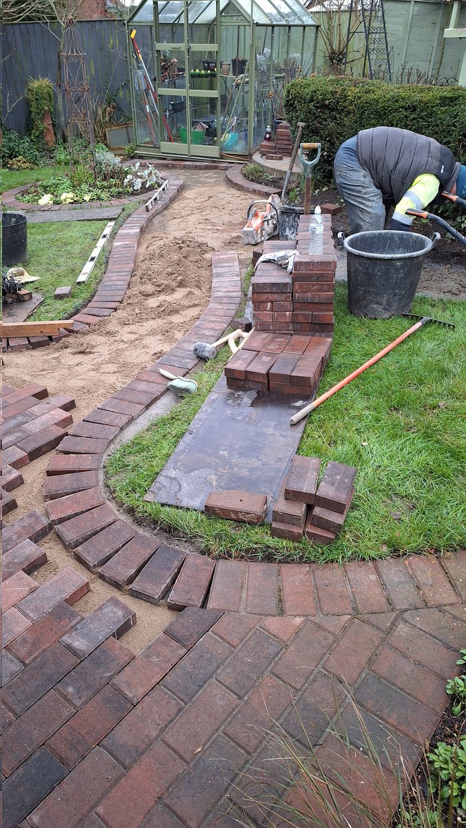 sianrobinson101's tweet image. Day 3  Back garden brick paths 
Awful weather wet &amp;amp; cold 🥶 
Doesn't stop the landscapers 👌
#hardworking