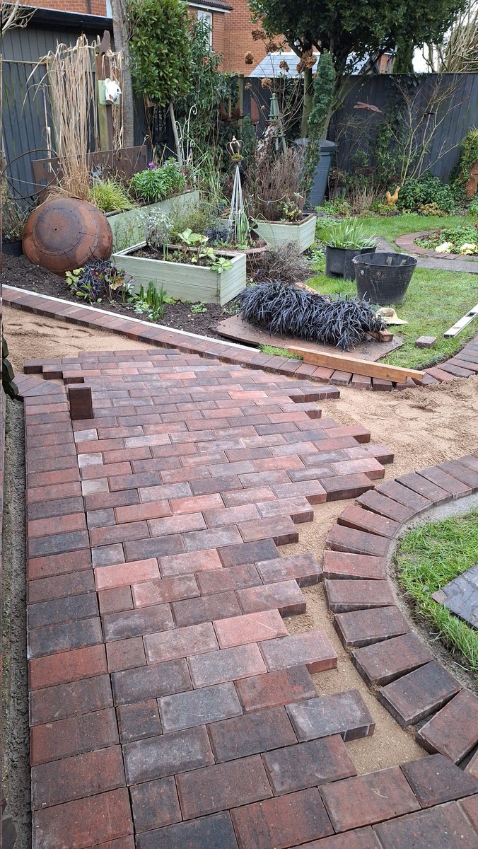 sianrobinson101's tweet image. Day 3  Back garden brick paths 
Awful weather wet &amp;amp; cold 🥶 
Doesn't stop the landscapers 👌
#hardworking