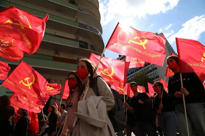 📢 Más de 90 organizaciones políticas de 5 continentes alzan la voz:. 

🌎 El mundo exige:
- Basta de bloqueo‼️
- Basta de injerencia‼️

#CubaNoEstáSola. La solidaridad internacional crece como el mar en rebeldía 💪.