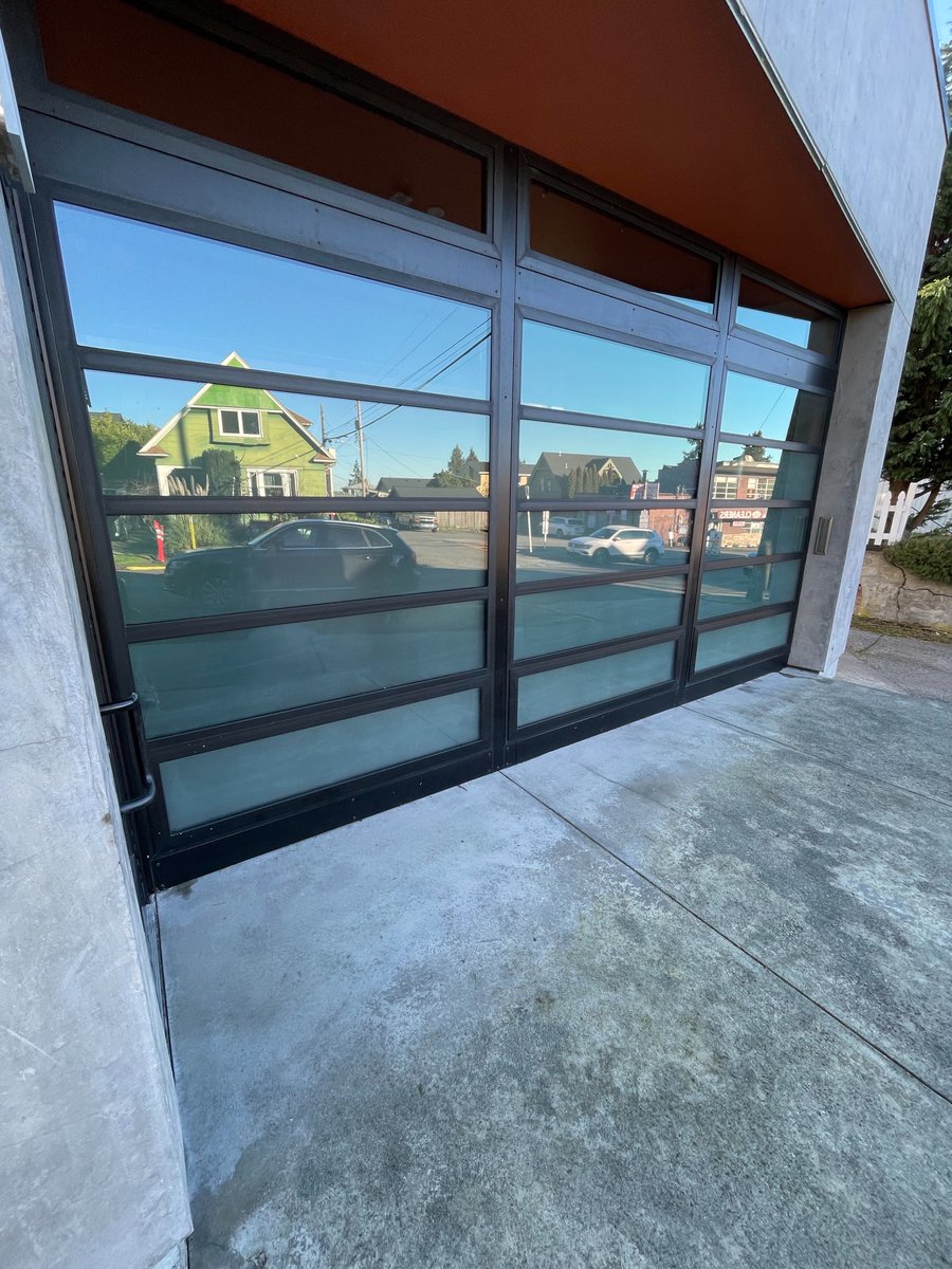 ECWTint's tweet photo. SOLYX SX-MD-8304 Velvet Frost is a fantastic glass film that effortlessly adds privacy while still allowing in natural light. Perfect for commercial spaces, conference rooms, or private offices. Whether you want added seclusion for street-facing windows or busy corridors. https://t.co/zPdF93Q28I