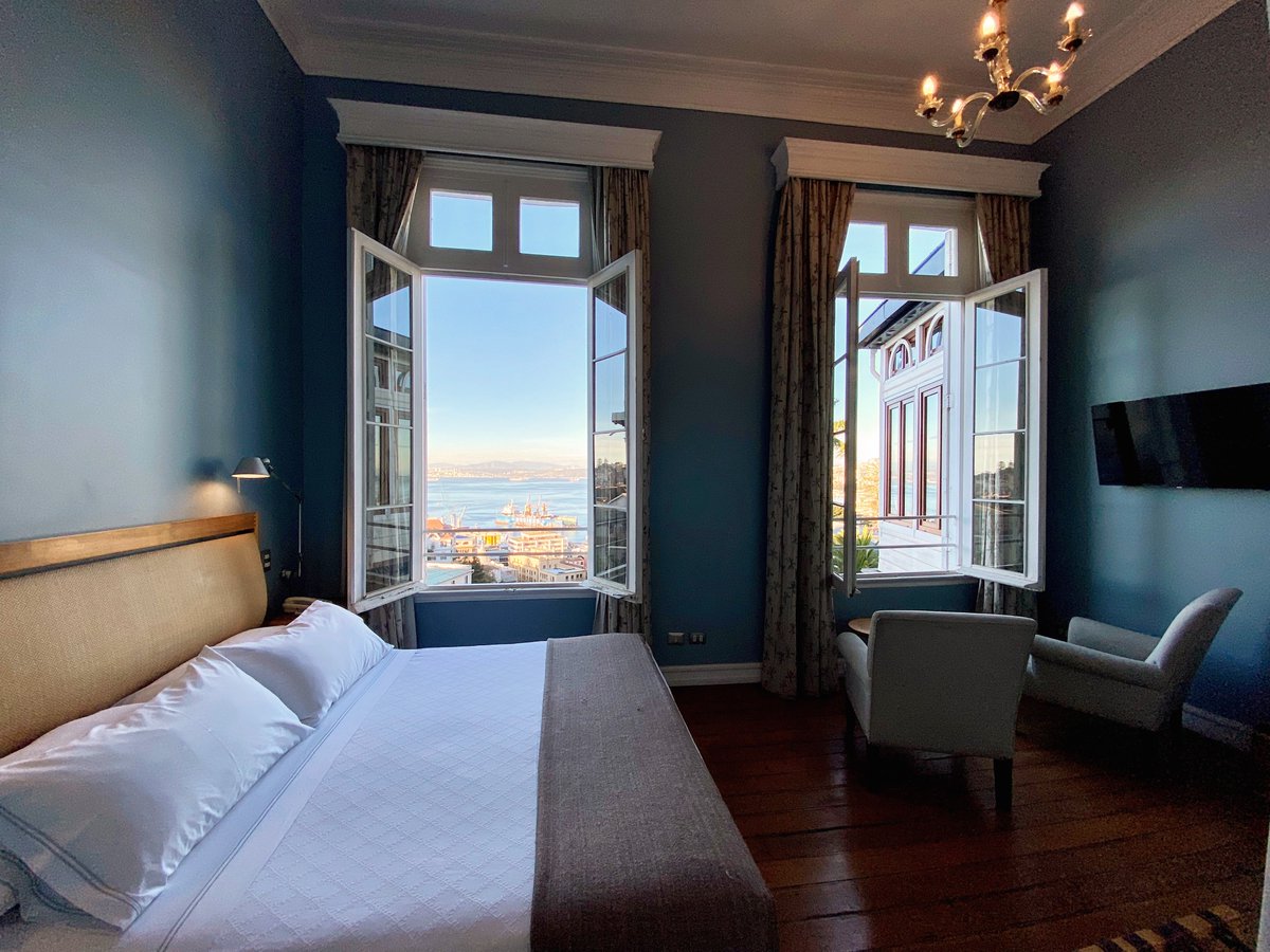 Zerohotel's tweet photo. Comienza el día con la majestuosa vista de la bahía de Valparaíso y el océano desde tu habitación en #Zerohotel, transformando tu rutina matutina en una experiencia única. 🌅🌊 https://t.co/zCaOlpeC2P