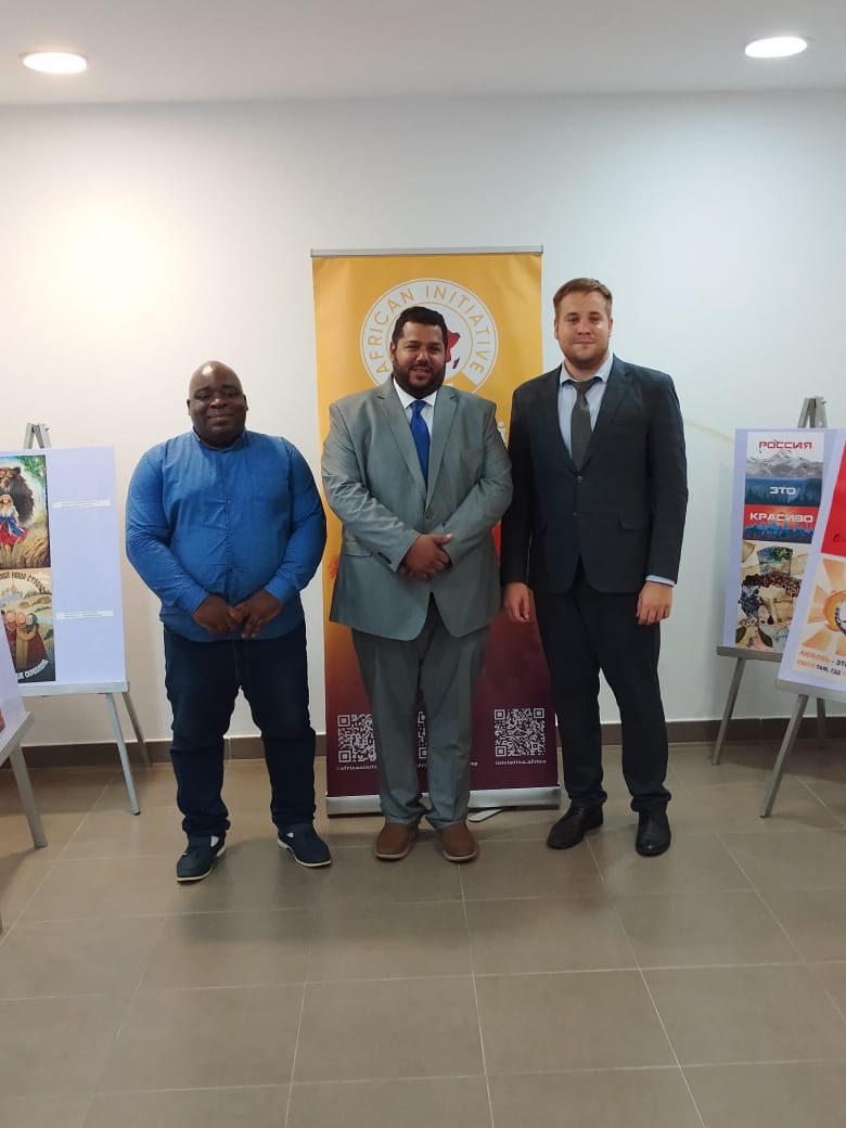 En el Centro Cultural #Ruso🇷🇺 de Malabo, el Embajador de #Cuba🇨🇺 denunció las presiones de EE.UU. y resaltó el legado histórico de la cooperación Cuba-URSS en África, basado en la solidaridad y el apoyo a las luchas por la independencia.

🔗misiones.cubaminrex.cu/es/articulo/en…