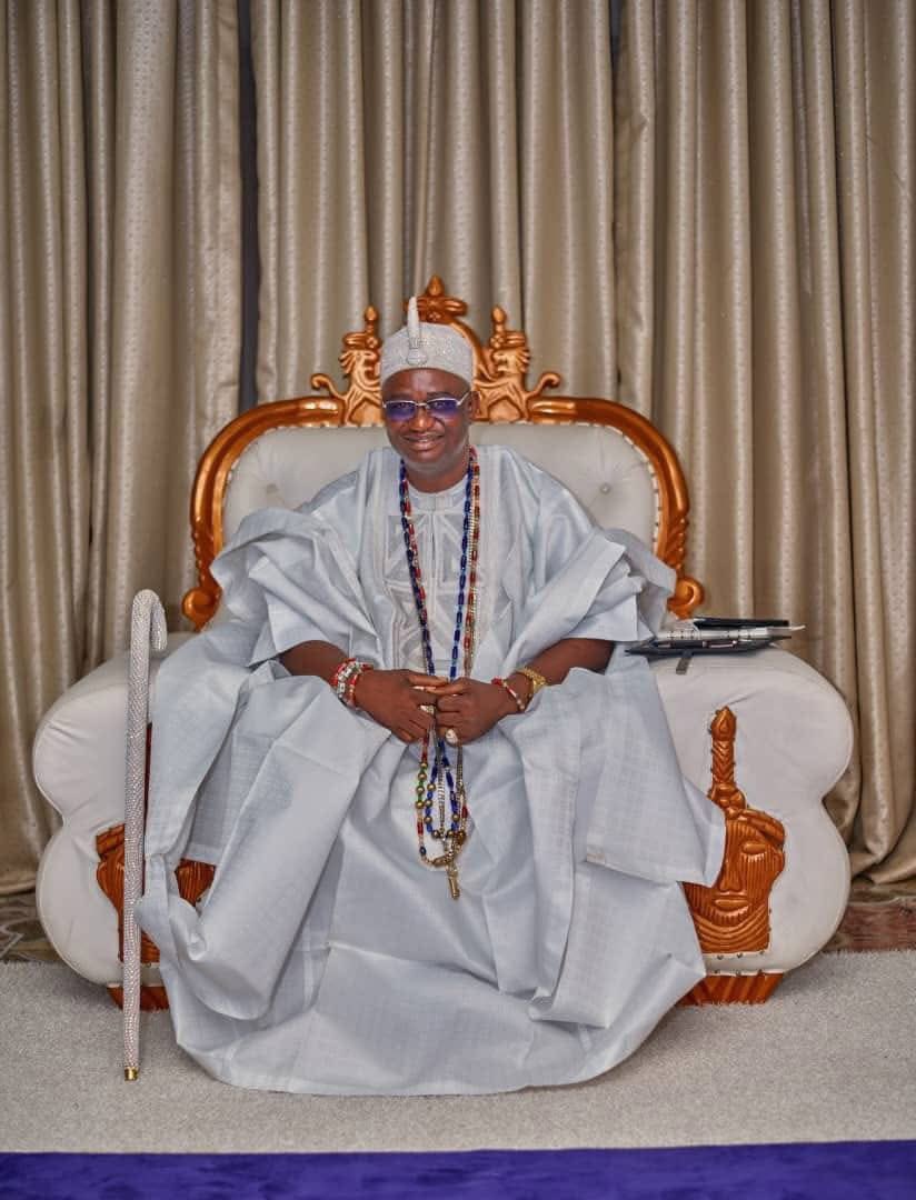 Some people don’t even know that their are more than 50 king inside Ile ife !!

This is Oba Olaniyi Adediwura the Obalufe of Ife 

1. He’s the second in command to Ooni of ife 

2. His second title is Ooni ode means the Ooni outside the palace because before 1903 anybody that