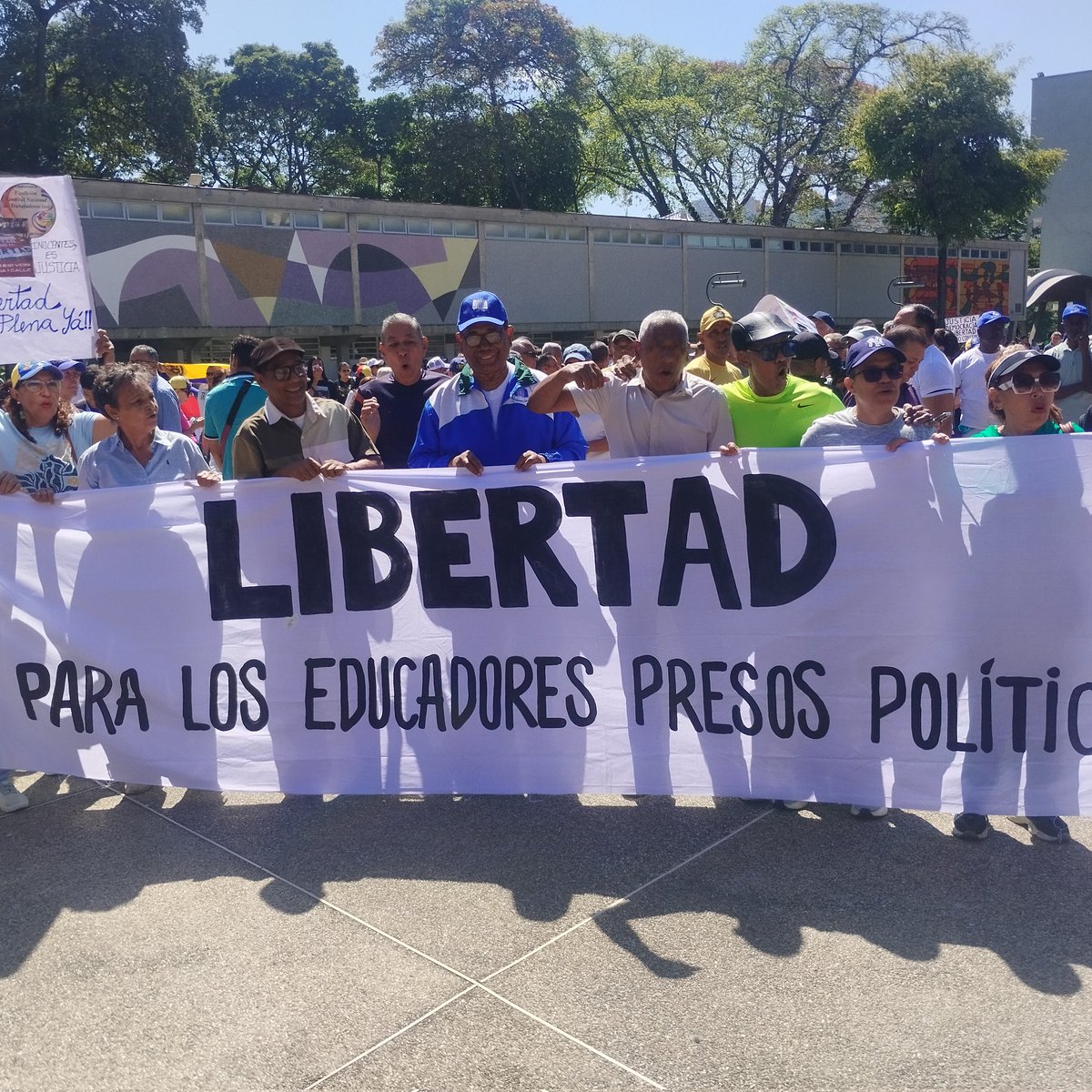 #12Feb Desde la #UCV "juventud y magisterio jamás serán vencidos" 
¡Luchamos por democracia, justicia y libertad!
#JuventudYLibertad