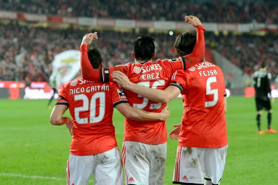 🗓️ 11 de fevereiro de 2014
Benfica 2–0 Sporting

Dérbi adiado pelo temporal… decidido com classe.
Gaitán abriu, entre as pernas de Patrício. Depois, Enzo Pérez fez um golaço: pausa, frieza e 2-0.
Autoridade total na Luz.