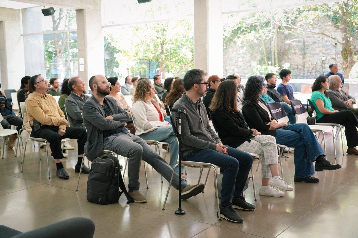 uazuay's tweet image. 📘 Los Jardines Mestizos

El libro analiza la #evolución del #paisaje latinoamericano, explorando cómo cuatro siglos de convivencia #cultural crearon el "jardín mestizo". A través de un enfoque académico y apasionado, la autora define esta #tipología única, rescatando la herencia
