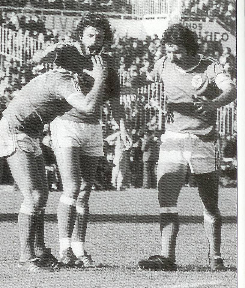 🗓️ 12 de fevereiro de 1978
Benfica 1–0 Sporting

O último golo de Vítor Baptista pelo Benfica. Mas há um detalhe mítico:
na celebração, o brinco de Vítor perde-se na relva. O Maior ficou mais preocupado com o brinco (que custava mais que o prémio de jogo) do que com o golo.
