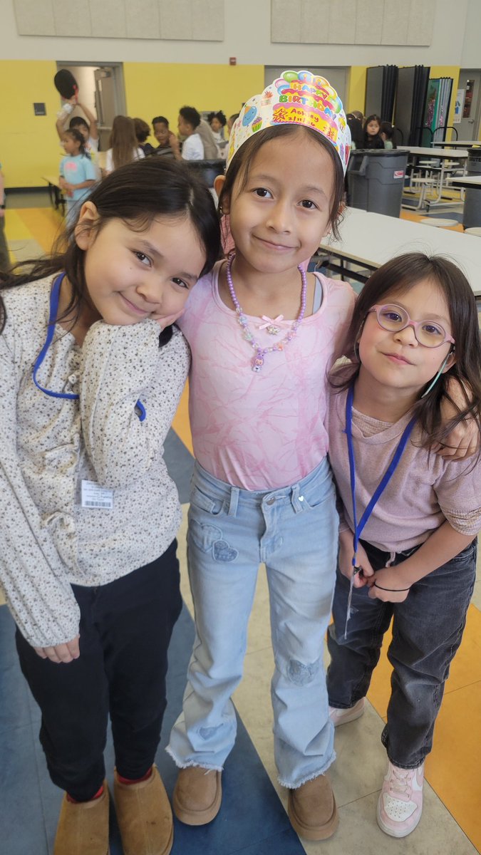JohnAdamsElem's tweet photo. Celebrating your birthday at school with your friends = So much fun! #JARootsandBlooms #EagerEagles #beEAGER https://t.co/MAMDJ8P53V