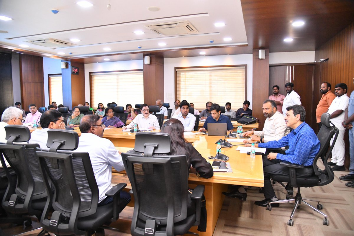 GHMCOnline's tweet image. Stronger #GHMC for Better Citizen Services !!

Today, at #GHMC  Head Office, the first Standing Committee meeting after reorganisation was chaired by Sri Jayesh Ranjan IAS, Special Chief Secretary, MA&amp;amp;UD &amp;amp; Special Officer, GHMC, along with GHMC Commissioner Sri R.V. Karnan IAS,