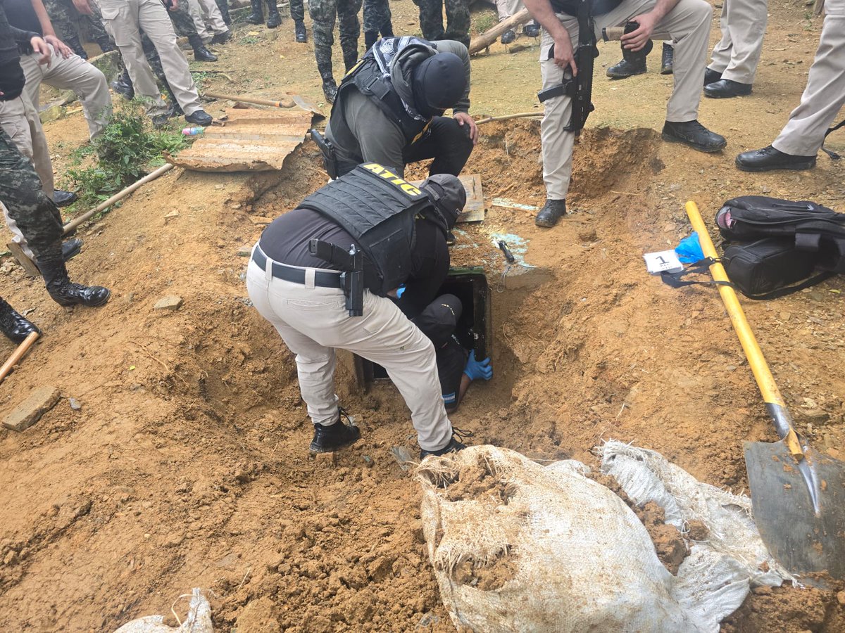 MP_Honduras's tweet image. #MP a través de #ATIC propina un nuevo golpe a la MS-13 al ubicar búnker con evidencias que habrían sido trasladadas en el bus usado por esa estructura criminal que huyó durante operativo de la #DLCN mp.hn/publicaciones/…