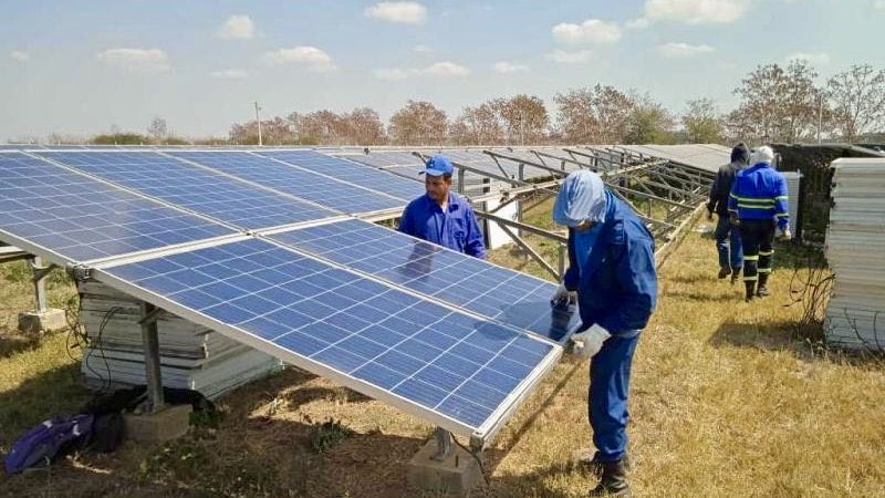 En medio del reforzamiento de bloqueo de EEUU contra nuestro pueblo, en #Cuba 🇨🇺 se generaron por primera vez más de 900 MW con energía fotovoltaica, estableciendo un récord de generación.
A pesar de las amenazas del imperialismo seguimos impulsando nuestra soberanía energética!