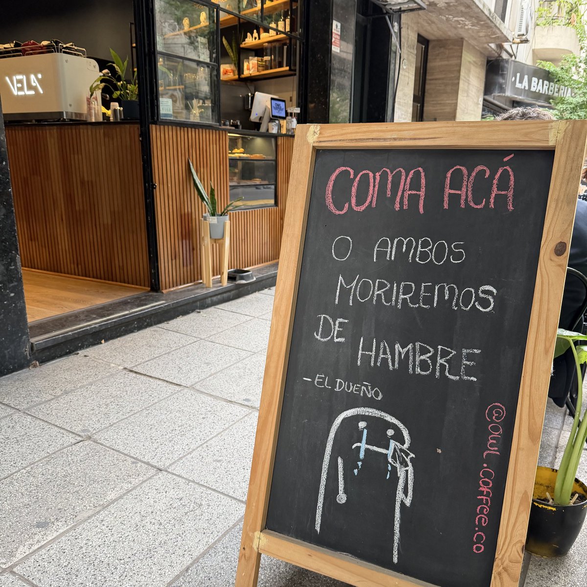 Entre por el cartel, para no cometer delito de abandono de persona. Y me encontré con un gran café