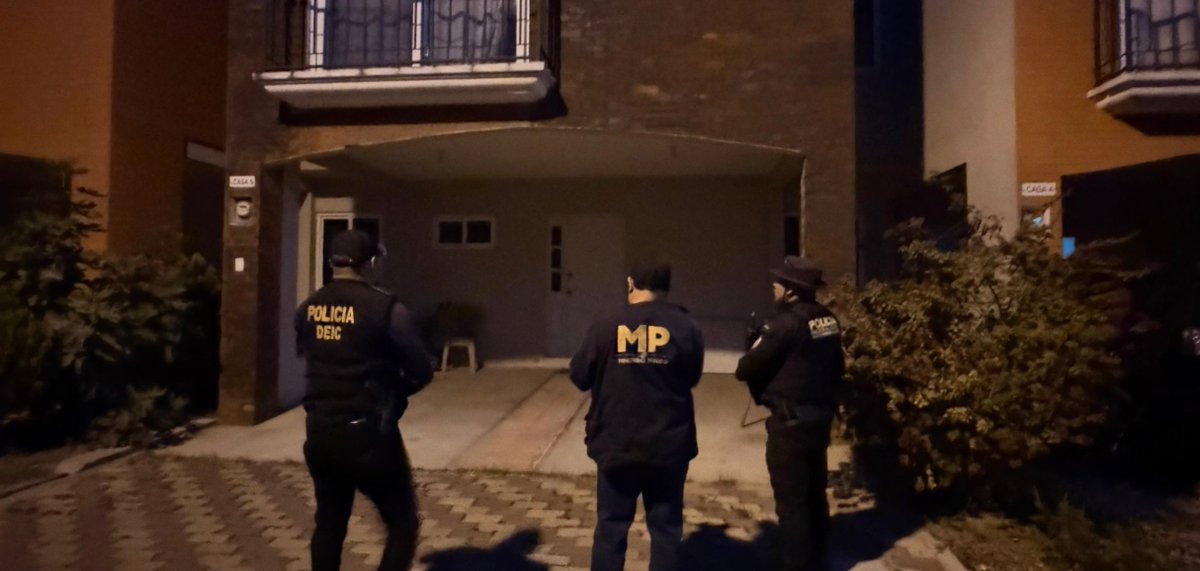 PublinewsGT's tweet photo. 🔔¡Investigación!🔔ǀ MP allana casa en Amatitlán por accidente en Sumpango que dejó un niño fallecido

El hecho ha generado consternación en la comunidad.

#PublinewsGT #Sumpango #MP  

Mira acá⬇️

https://t.co/8QSSGqhUjJ https://t.co/8xqi8upWrW