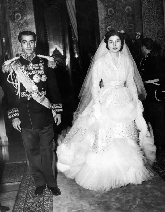 La Princesa de los Ojos Tristes, y Reza-Pahlavi
La suya iba a ser la gran historia de amor de la realeza.
La Luna de Miel fue breve, poca aceptación entre el pueblo y la presión por dar a la corona un heredero llevó al divorcio.
Y cuentan que el sha lloró al firmar el decreto.