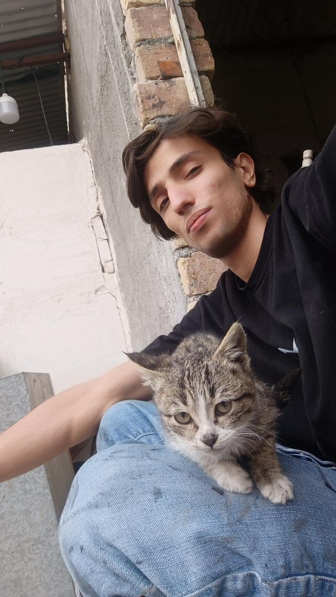 #کاوه_عابدی رو فراموش نکنید!
بیماری داره و وضعش وخیمه لطفا لطفا صداش باشید‼️‼️