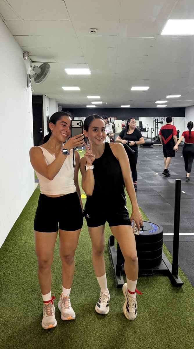 salinashdz97's tweet photo. Imagínate tener una amiga para pedas, buenos y malos ratos pero tamb para hacer un chingazo de ejercicio🤌🏼 https://t.co/0jos9se6k7