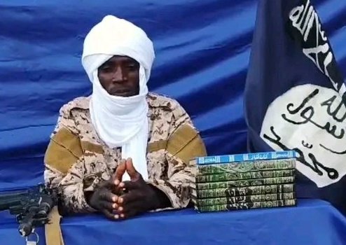 Le JNIM, groupe terroriste affilié à Al-Qaïda, a désigné un « émir » pour le Bénin🇧🇯. Il s’agit de Cheikh Albany qui, dans une vidéo diffusée récemment, a exprimé sa volonté de rejoindre officiellement les rangs du mouvement. Cette annonce confirme la stratégie d’expansion du