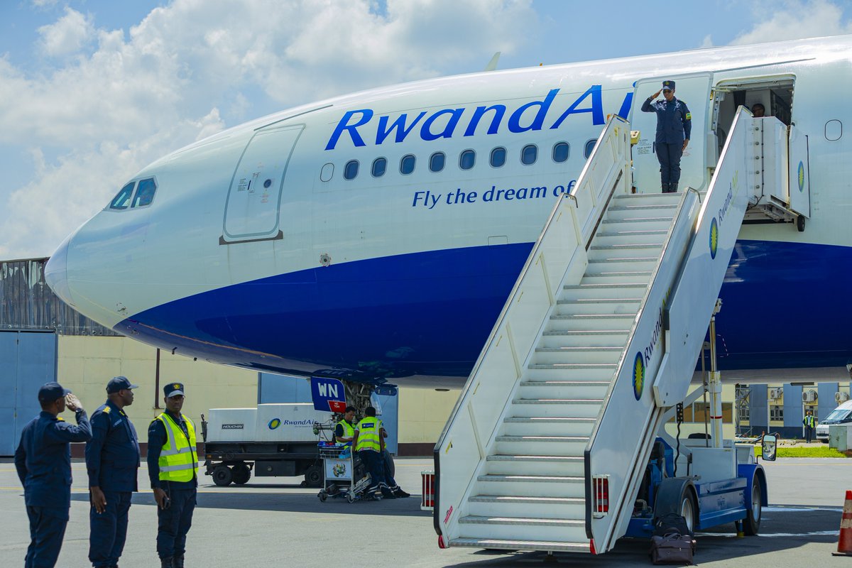 Rwandapolice's tweet photo. Uyu munsi,

Twakiriye itsinda ry'abapolisi b'u Rwanda bayobowe na SP Vincent Rubimbura bagarutse mu #Rwanda bavuye mu butumwa bwo kubungabunga amahoro muri Sudan Y’Epfo, aho bari bamaze umwaka. 

Basimbuwe n'irindi tsinda ry'abapolisi bahagurutse i Kigali muri iki gitondo bayobowe na SSP Dativa Iribagiza nabo bazamara umwaka muri icyo gihugu mu butumwa bwo kubungabunga amahoro.

CP Yahaya Kamunuga wari uhagarariye ubuyobozi bwa #RwandaPolice mu kwakira aba bapolisi yabashimiye ko bitwaye neza mukazi bari bashinzwe kandi bakaba barahagarariye u Rwanda kinyamwuga n’ubwitange.