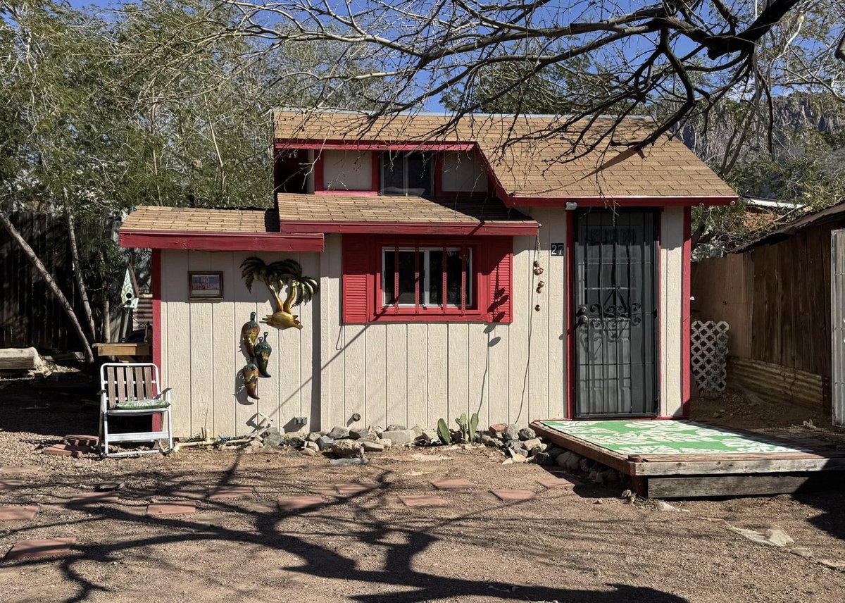 oldhouseunder50's tweet image. Mountain breezes and historic charm define this low-maintenance #Arizona #tinyhome, offering a perfect retreat for hikers and off-roaders alike. $99K. 
oldhousesunder100k.com/charming-tiny-…