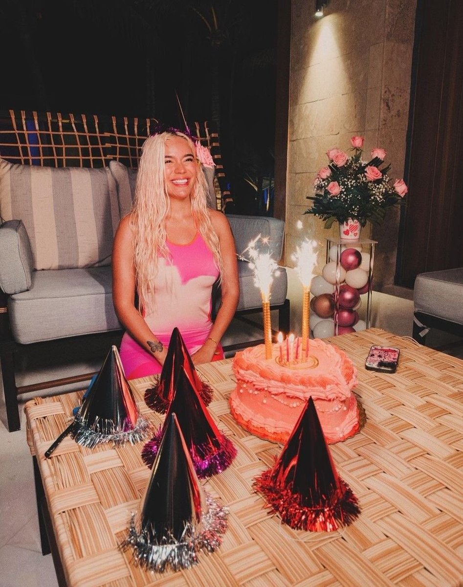 unabichotadeRD's tweet photo. Yo no celebro San Valentín, celebro el cumpleaños de @karolg 🥹 https://t.co/wKCv91Wa0B