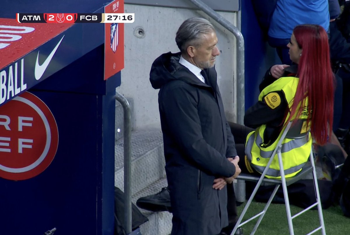 📸 - Yellow card for the man next to the girl with the nice red hair.