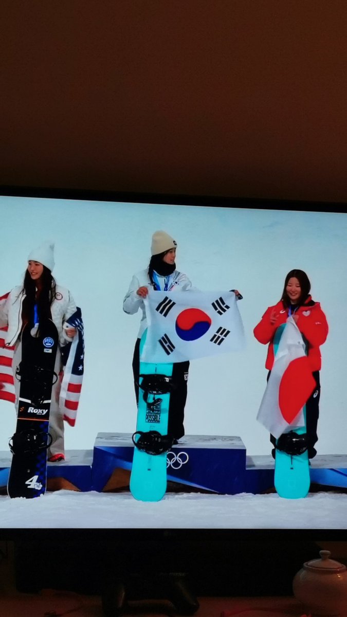 Kylläpä oli jännä naisten #halfpipe olympiafinaali. Kaatumisia oli harmillisen paljon mutta sääolosuhteet ei olleet kyllä todellakaan helpoimmasta päästä. Kultamitalistin suoritusta täytyy arvostaa. 1 kierroksen kaatuminen oli todella pahannäköinen. #olympialaiset #Olympics2026