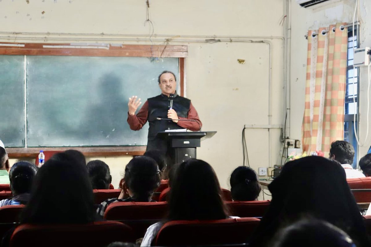avmks's tweet photo. The University of Madras' Department of English hosted an enlightening discussion examining the language and art of film. A unique opportunity to share my thoughts on screenplay creation as a guest lecturer on "The Language of Cinema: An Introduction to Scriptwriting." I appreciate the invitation from Professor S. Amstrong to present this session.