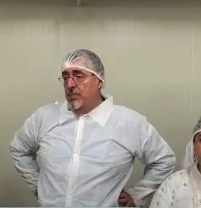 <a href="/DarwinHK/">Daniel Haering</a> <a href="/BArevalodeLeon/">Bernardo Arévalo</a> "No joven. El combo presidencial no trae huevos, ni se los podemos agregar. O qué? Me está pidiendo que haga algo ilegal?"