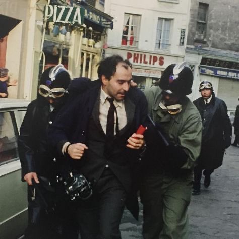 Godard diye yazılır, “sinema politiktir, sinema ya rezil olur ya da politik olur” diye okunur.