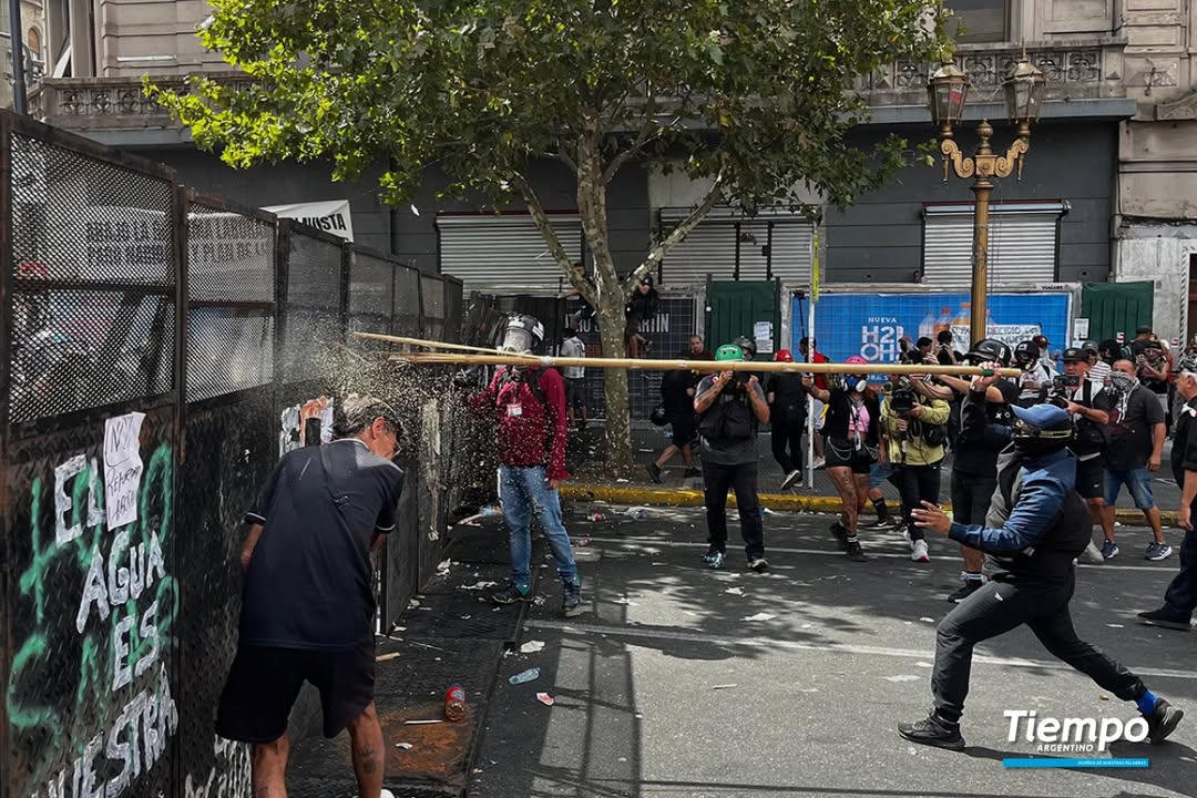 ultras_antifaa's tweet photo. #Argentina - Anti-government protests in Buenos Aires.

(Photo: Tiempo Argentino) https://t.co/wV0sAVr6yC